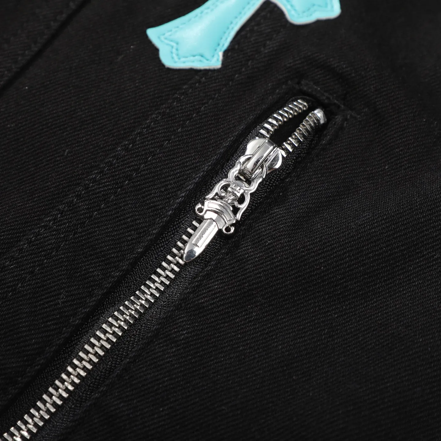 P340 ChromeHearts CH ChromeHearts Lamb Wool Collar Jacket Black Denim Jacket Colorful Cross Patchwork Leather Suede Lamb Wool Lining Fashionable and Personalized Super versatile and good-looking denim jacket Suitable for both men and women A must-have item Packaging Tag Collar Label Washed Wheat Complete Color: Black Size: S-XL